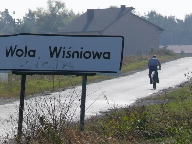 Mieszkańcy Woli Wiśniowej w gminie Włoszczowa czekają od lat na remont drogi powiatowej przez ich wieś.