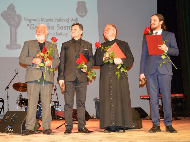 Laureaci „Gałązki Sosny”, od lewej Stanisław Świeca, Mirosław Dyjak, ksiądz Marian Balicki i Paweł Bajek