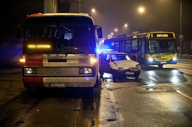 Dostawca pizzy ratował się przed wypadkiem, ale uderzył w autobus.