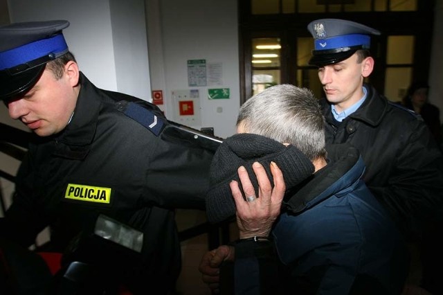 11 lutego 2009 r. Józef Ch. opuszcza w kajdankach salę rozpraw w łańcuckim sądzie. Trafił do aresztu. Opuścił go po zażaleniu obrońcy. 