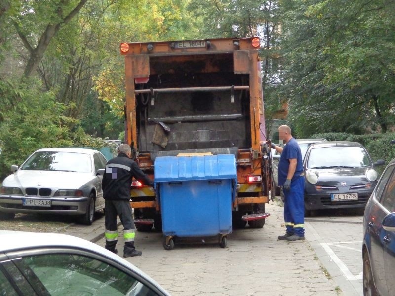 Do śmieciarki najpierw trafiły odpady z zielonego pojemnika...