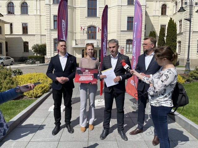 W konferencji przy bydgoskim ratuszu uczestniczył poseł Lewicy Krzysztof Gawkowski, wiceprezydent Bydgoszczy Mirosław Kozłowicz i współprzewodniczący Lewicy w Bydgoszczy Michał Wysocki