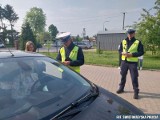 Kwiaty i świadectwa dla mam. W Sadowiu wspólna akcja uczniów i policji