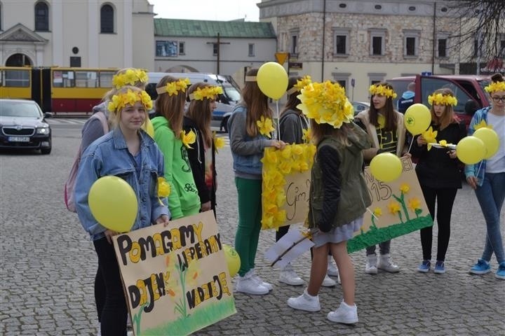 Uczestnicy ubrani byli w kolorowe elementy. Dominowały...