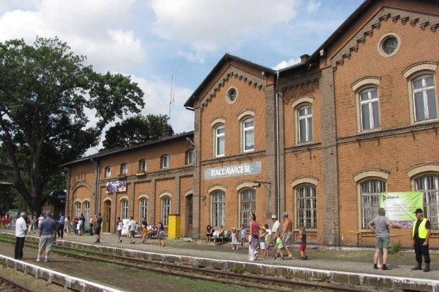 XIX wieczny dworzec w Racławicach Śląskich w części południowej obsługiwał nieczynną linię do Głubczyc. Podróżni trafiają tu tylko z okazji festynów kolejowych.