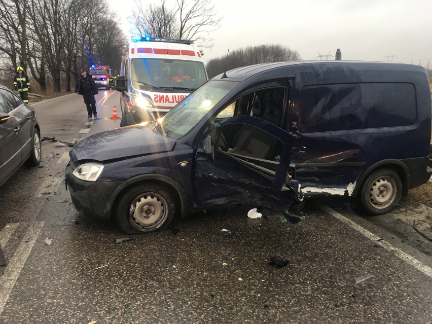 Tarnów. Zderzenie dwóch samochodów na ulicy Niedomickiej [ZDJĘCIA]