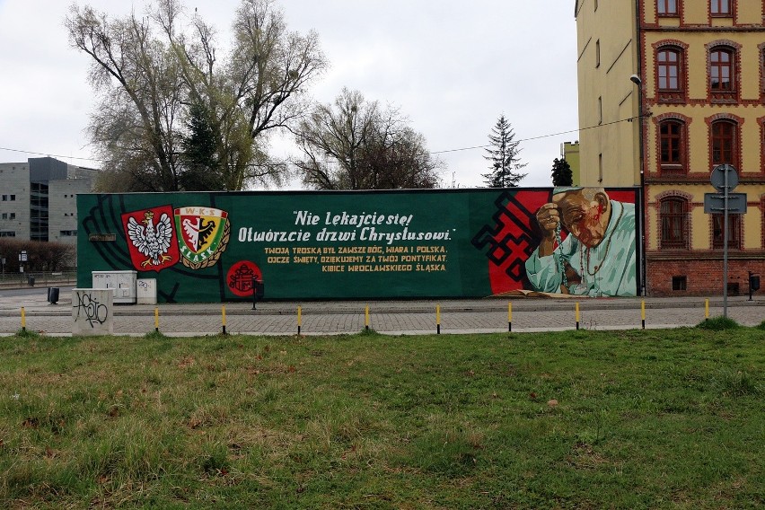 Mural znajduje się przy ul. Bolesława Kominka. Został...
