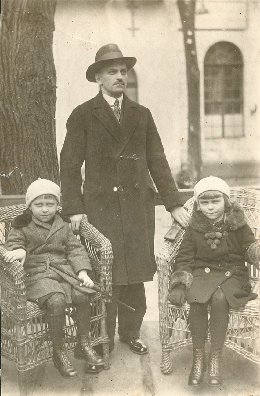 Rok 1931. Krysia Baranówna (po mężu Kaczmarczyk), obok brat....