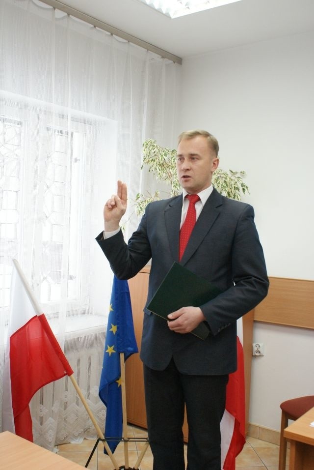 Przemysław Łysak, wójt gminy Górno, składa uroczyste ślubowanie.