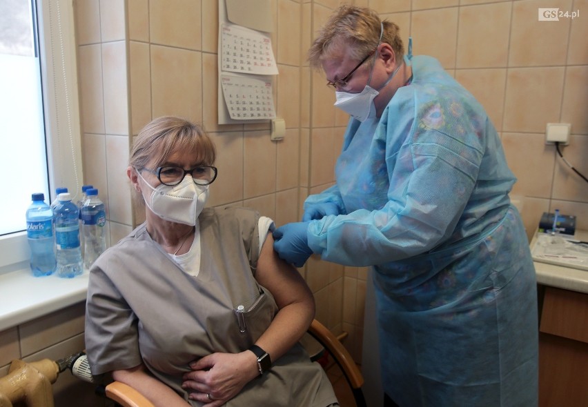 Koronawirus. Ruszyły szczepienia przeciwko COVID-19. Apel pierwszej zaszczepionej osoby w Szczecinie. ZDJĘCIA, WIDEO