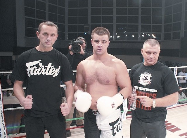 na ringu w Sofii z trenerem Arturem Krakowiakiem (z lewej) i Cezarym Podrazą, polskim menadżerem federacji WKN - organizatora gal "Bigger's Better&#8221;. 