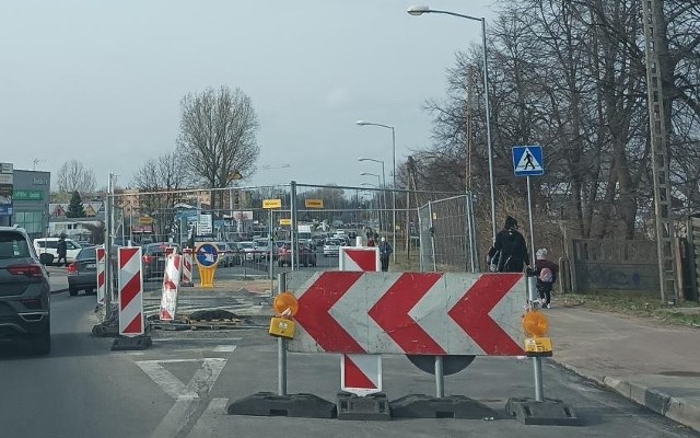 Na ul. Zacisze w Zielonej Górze nadal obowiązuje ruch wahadłowy