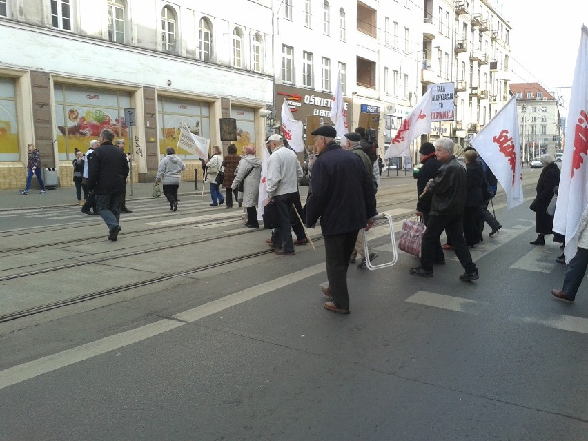 Wrocław: Protest emerytów. Zablokowali ul. Piłsudskiego (FILM, ZDJĘCIA)