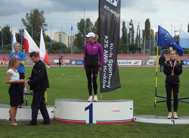 Angelika Cichocka czeka na złoty medal mistrzostw w Krakowie. Z lewej jej trener Jarosław Ścigała. Fot. Ze zbioru Taleksu Borysław Borzytuchom