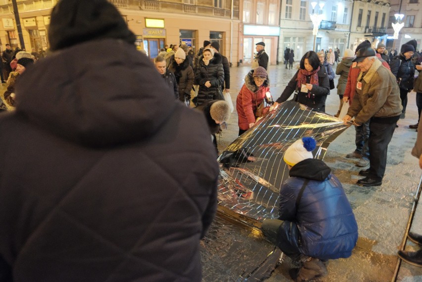 Lublinianie ułożyli serce ze zniczy ku pamięci zamordowanego...