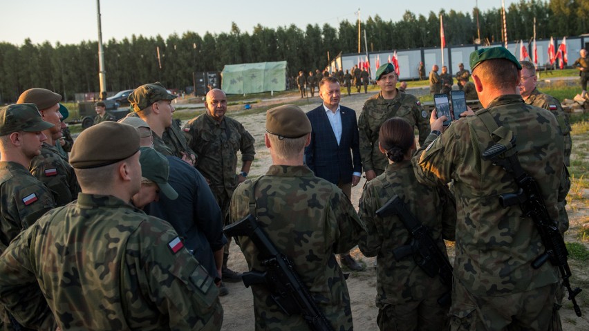 Minister Obrony Narodowej Mariusz Błaszczak z wizytą u żołnierzy przy granicy z Białorusią