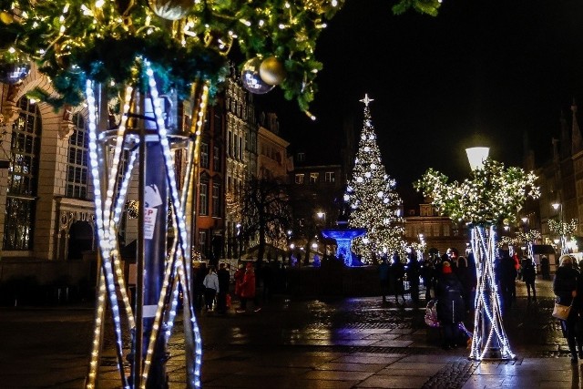 Gdańsk. Przepięknie wyglądają dźwig stoczniowy przy ul. Stągiewnej, termometr Fahrenheita na Długim Targu oraz Fontanna Czterech Kwartałów przy ul. Grobla. Udekorowane zostały też m.in. słupy trakcyjne wzdłuż głównych arterii drogowych miasta.