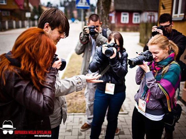 Młodzież wcieliła się w agentów i szkoliła się pod okiem profesjonalistów, czyli fotografów z Białostockiej Grupy Fotograficznej.