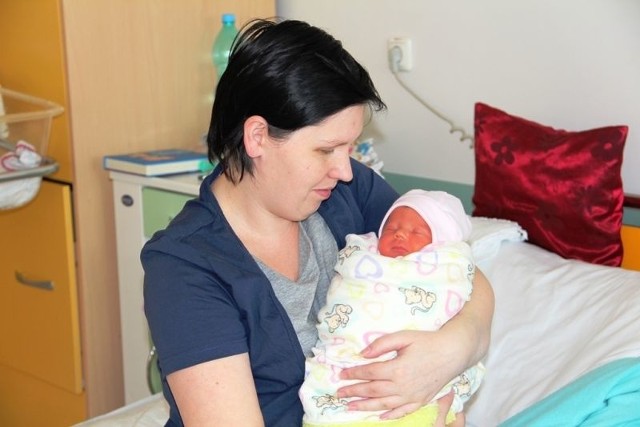 Eliza Zera, córka Sabiny i Kamila z Ostrołęki urodziła się 26 grudnia. Ważyła 2760 g, mierzyła 50 cm. W domu czeka na nią ośmioletni braciszek Kacper i 19-miesięczna siostrzyczka Anita. Na zdjęciu z mamą