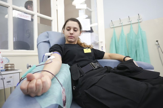 Słuchacze słupskiej Szkoły Policji oddali krew. Odpowiedzieli na apel Centrum Krwiodawstwa i Krwiolecznictwa. Ty też możesz.