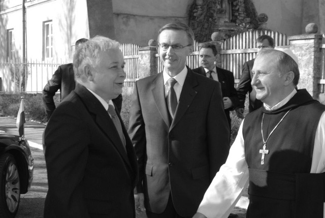 Prezydent Lech Kaczyński zaraz po wyjściu z limuzyny witał się z opatem Edwardem Stradomskim i burmistrzem Markiem Wolskim.