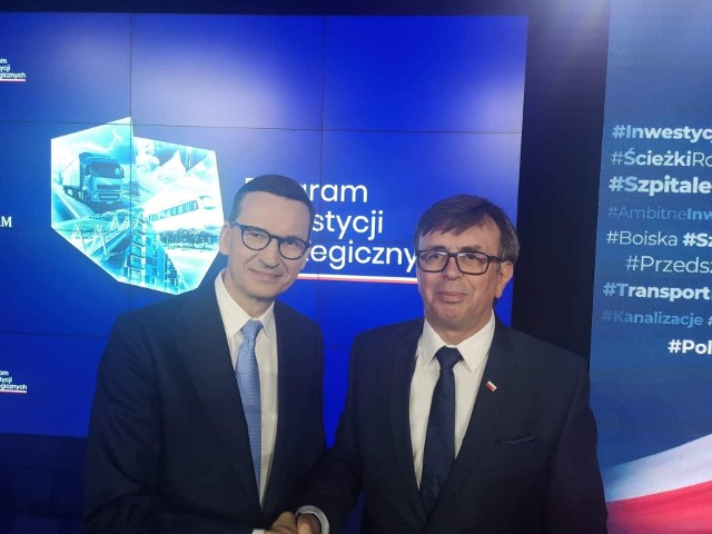 Premier Mateusz Morawiecki i starosta Dariusz Czechowski podczas uroczystości w Warszawie w Kancelarii Prezesa Rady Ministrów.