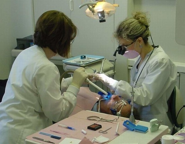 40 procent Polaków rezygnuje z usług medycznych. 17 procent nie stać na wykup leków, 15 procent rezygnuje z usług dentystycznych, a 10 procent nie stać na wykup okularów.