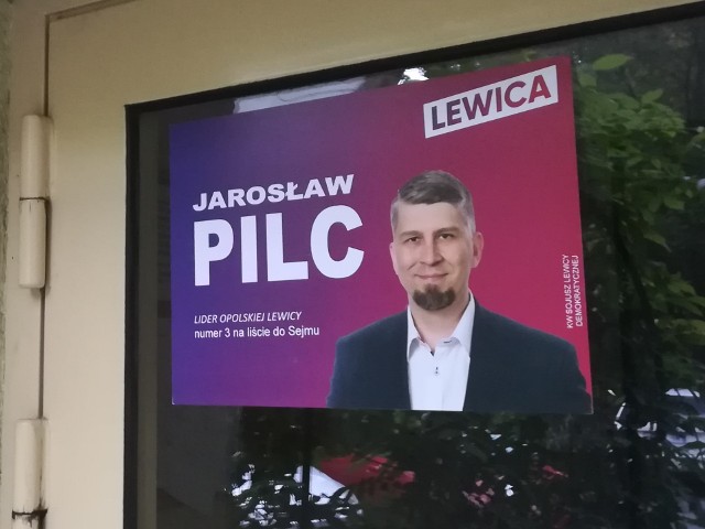 Sporne plakaty Jarosława Pilca znalazły się na kilkudziesięciu klatkach schodowych w regionie, m.in. w Opolu i Nysie. Polityk zapewnia, że je usunie.
