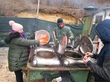 Z Doliny Będkowskiej codziennie wyjeżdża tysiąc obiadów dla uchodźców. Gotują je w gospodarstwie rybackim
