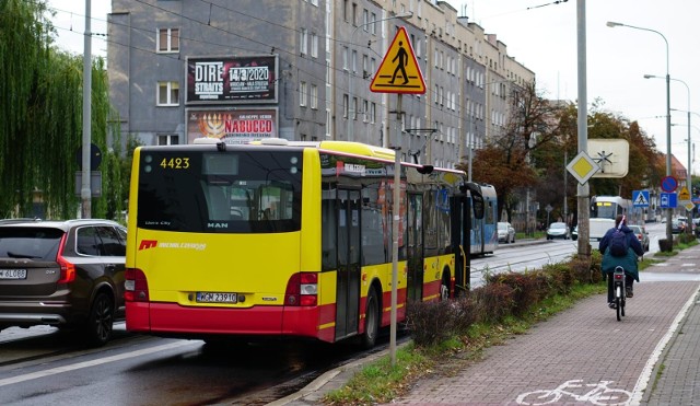 Największy niepokój budzi fakt, że na skrzyżowaniu planuje się ulokowanie progów zwalniających. Problem w tym, że autobusy na ulicy Hubskiej jeżdżą buspasem. Na nim nie można zamontować progów, gdyż idzie on śladem torów tramwajowych.