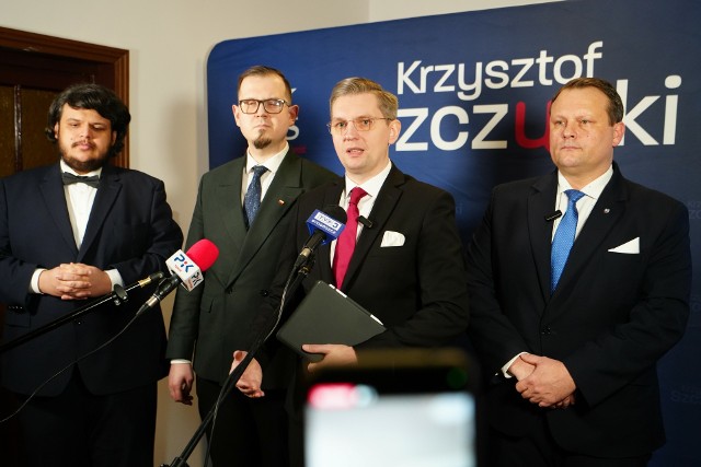 Na spotkania w ramach cyklu "Tworzymy #ProgramDlaTorunia” zapraszają działacze Prawa i Sprawiedliwości: wiceprezydent Torunia Adrian Mól (drugi z prawej), szef struktur PiS i radny miejski Michał Jakubaszek (pierwszy z prawej) oraz Tomasz Sińczak (drugi z lewej) i Maciej Stawiski