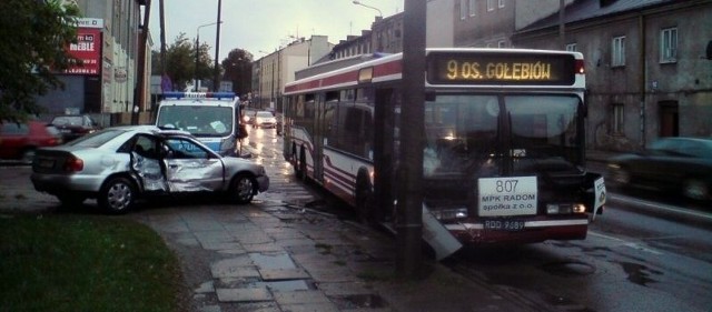 Autobus uderzył w bok audi.