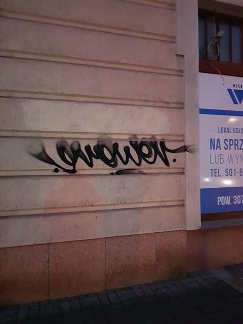Jak informuje nas czytelnik, tager znany jako"Grower" znów szpeci miasto swoimi podpisami. Tym razem pomalował sprayem kilka budynków na Łazarzu.