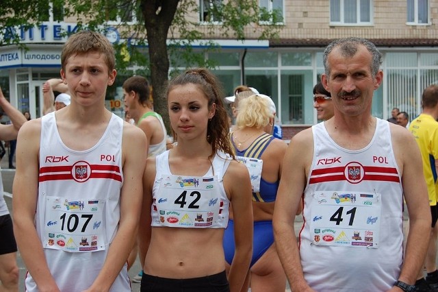 Gmina Brody przygotowała nie lada niespodziankę z okazji startu swojego reprezentanta, Mateusza Borkowskiego - na zdjeciu z lewej, na Igrzyskach Olimpijskich w Tokio. Mateusz, wychowanek Ludowego Klubu Biegacza w Rudniku, już ponad 10 lat biega, zdobywając medale na najważniejszych imprezach w Polsce i za granicą.  Mateusz urodził się 2 kwietnia 1997 w Starachowicach, pochodzi z Krynek.Na kolejnych slajdach przypomnijmy sobie początki jego kariery i dopingujmy Mateusza w Tokio. Jego start w biegu na 800 metrów już 31 lipca