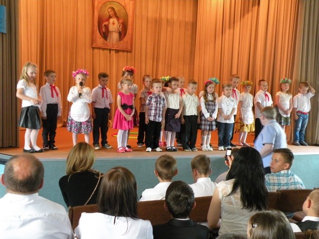 Wiersze i piosenki zaprezentowali uczniowie na rodzinnej akademii w Mariówce.