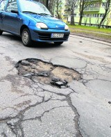 Dziur w Łodzi jest tak dużo, że już ręce opadają... Zobacz, gdzie trzeba uważać [zdjęcia]
