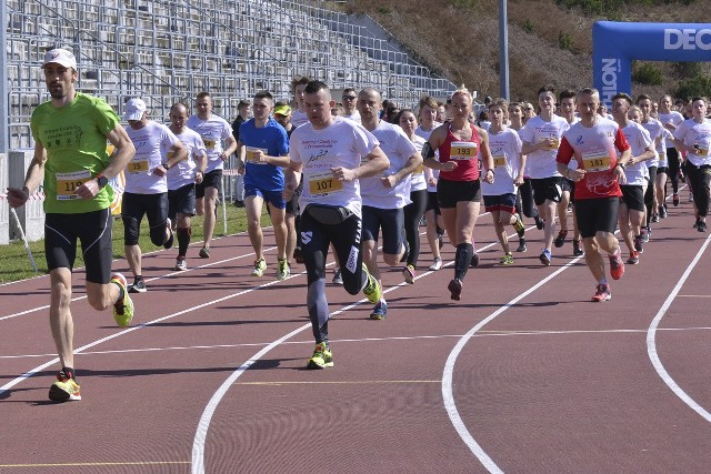 W sobotę w Słupsku odbyły się dwie imprezy. IV Bieg z Ekonomikiem na dystansie 5 km, oraz również na 5 km (ścieżkami Lasku Północnego) II Zawody Nordic Walking. Start i meta obu imprez miała miejsce na stadionie 650-lecia. IV BIEG BIEGAMY Z EKONOMIKIEM  na 5 kmkat.mężczyzn:1 - Pelo Artur - Słupsk - 17,31 min.2 - Wieczorek Alan - AML Słupsk3 - Burzyński Aleksander - Stopa Słupskkat.kobiet:1 - Kęsik Agnieszka - Świat Płytek u Kryspina - 24.29 min2 - Marciniak Aneta - Słupsk3 - Polewnik Marta - Sp 11kat.uczeń:1 - Jefimczyk Norbert - ZSBiKU Słupsk - 19,10 min2 - Hołowienko Jan - Sp 113 - Knaś Michał - ZSP nr.1kat.uczennica:1 - Polewnik Marta - Sp 11 - 25,522 - Kotecka Oliwia - Sp113 - Watral Magdalena - ZSEiT Słupsk Nordic Walking:kat. mężczyzn : 1 -Szudarski Edward - Dwa Kije Słupskkat. kobiet : 1 - Wilkołek - Szudarska Saturnina - Dwa Kije SłupskWystartowało 206 uczestników.Start i meta na stadionie 650-lecia zawodów organizowanych przez UKS Ekonomik przy ZSEiT w Słupsku.Trasa -  ścieżkami Lasku Północnego. Dla wszystkich były pamiątkowe medale , koszulki , napoje i pyszna zupa rybna. Partnerzy i sponsorzy biegu : Totalizator Sportowy , Morpol , Adkonis , Aktywna Fabryka , Decathlon , Makro , Park Wodny Redzikowo , Domtel , SOSiR w Słupsku.