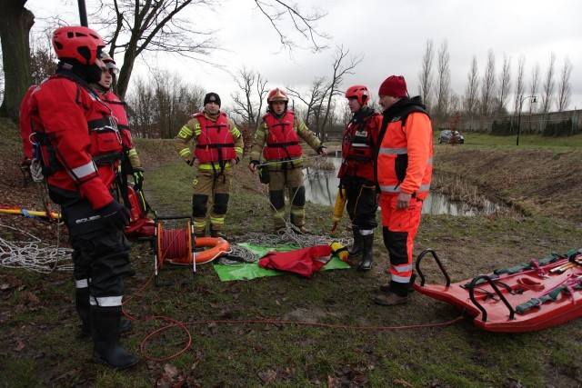 Widowiskowe pokazy ratownictwa wodnego na Klasztornych Stawkach w Słupsku