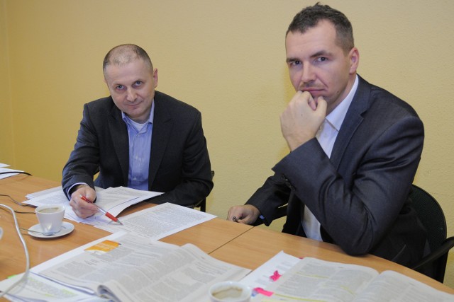 Na pytania o VAT od 2014 roku odpowiadali Rafał Przybylak (z prawej)  starszy komisarz skarbowy oraz Mirosław Triebwasser, kierownik oddziału podatku od towarów i usług w Izbie Skarbowej w Bydgoszczy.