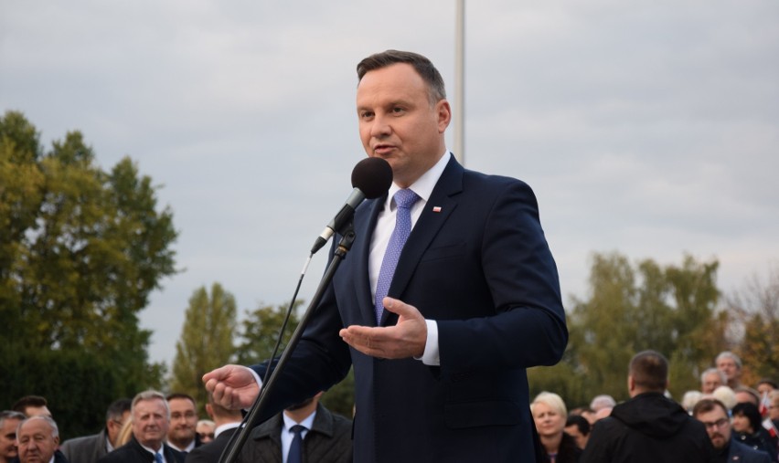 Andrzej Duda – skandowali sympatycy prezydenta RP w Oświęcimiu. Konstytucja – grzmiał KOD  