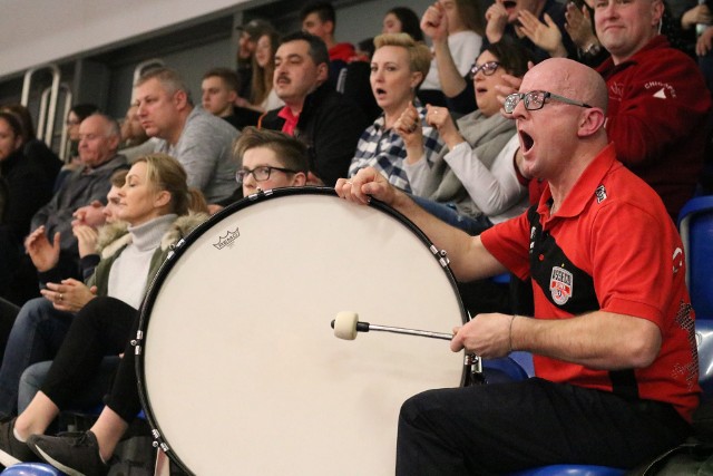 Siatkarze MKS MOSiR Jasło, podczas sobotniego spotkania we własnej hali, pokonali AKS V LO Rzeszów 3:2. Pierwsze dwa sety padły łupem jasielskich siatkarzy. Wydawało się, że trzeci set będzie tylko formalnością. Nic bardziej mylnego. Goście z Rzeszowa pokazali kawał dobrej siatkówki i w dobrym stylu wygrali kolejne dwie partie. Ostatecznie spotkanie rozstrzygnęło się w tie-breaku.MKS MOSiR Jasło - AKS V LO Rzeszów 3:2 (25:20, 25:17, 20:25, 18:25, 15:13).