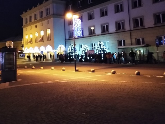 Jasło, poniedziałek 30 grudnia, ok. godz. 6 rano. Długa kolejka osób czekających na zarejestrowanie samochodu.