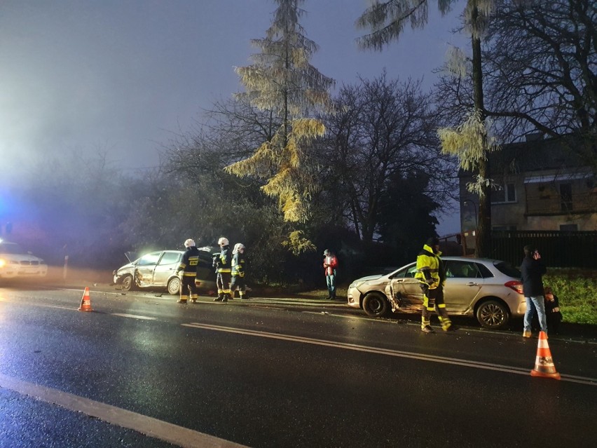 Wypadek w Jerzmanowicach. Zderzenie pięciu samochodów, jedna osoba została poszkodowana
