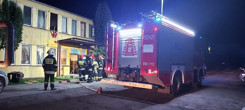 Nocny pożar w hotelu robotniczym w Ćmielowie. Mieszkańcy sami próbowali ugasić ogień (ZDJĘCIA) 