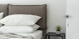 Wymiary łóżka do sypialni – jaka jest optymalna wielkość? Sprawdź szerokość modeli jednoosobowych. Które łóżko dwuosobowe warto wybrać?
