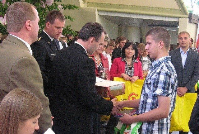 Piotr Puton odebrał za wygraną nagrody i dyplom 