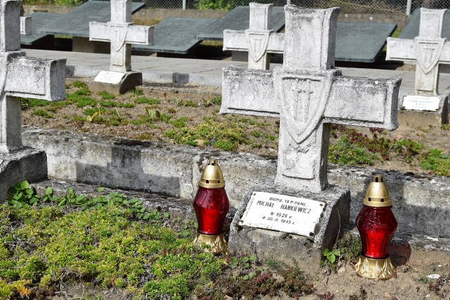 Mogiła Ryszarda Hankiewicza na Cmentarzu Wojennym w Starych Łysogórkach koło Gorzowa, z błędnym imieniem na tabliczce.