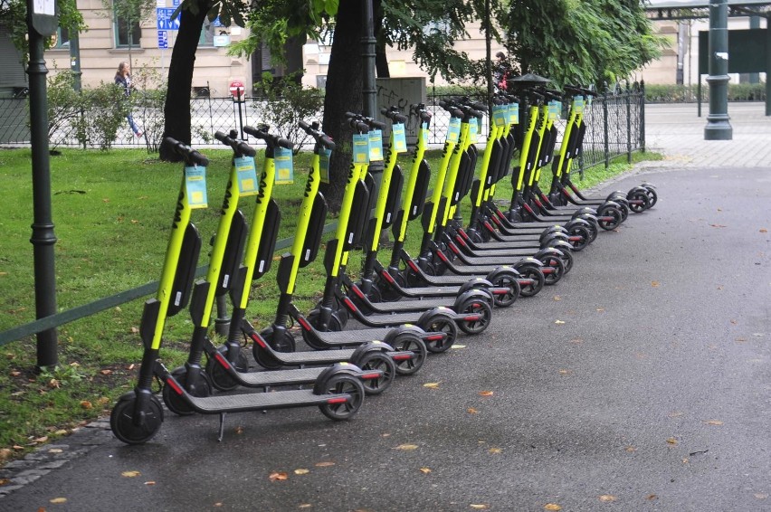 Kraków. Niebezpieczny ruch na Plantach. Elektryczne hulajnogi sieją postrach