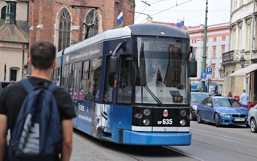 Kraków. Turyści będą mogli pod Wawelem kupić tańszy bilet na przejazdy tramwajami i autobusami