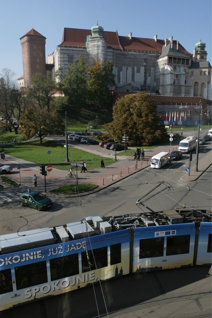 Kraków. Turyści będą mogli pod Wawelem kupić tańszy bilet na przejazdy tramwajami i autobusami